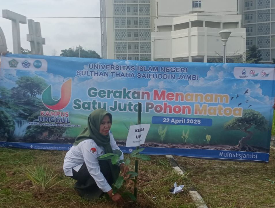 Unit Pengembangan Kewira Usahaan Dan Karir (UPKK) UIN STS Jambi Ikut Sukseskan Penanaman Pohon Matoa dalam Rangka Hari Bumi ke-55