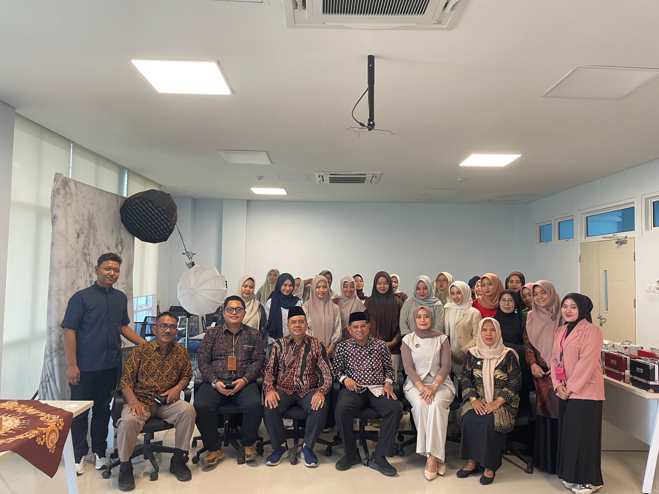 (UPKK) UIN STS Jambi bekerja sama dengan Hanasui Jambi Sukses Menyelenggarakan Kegiatan Workshop Beauty Class dengan Tema “Make Up Self”